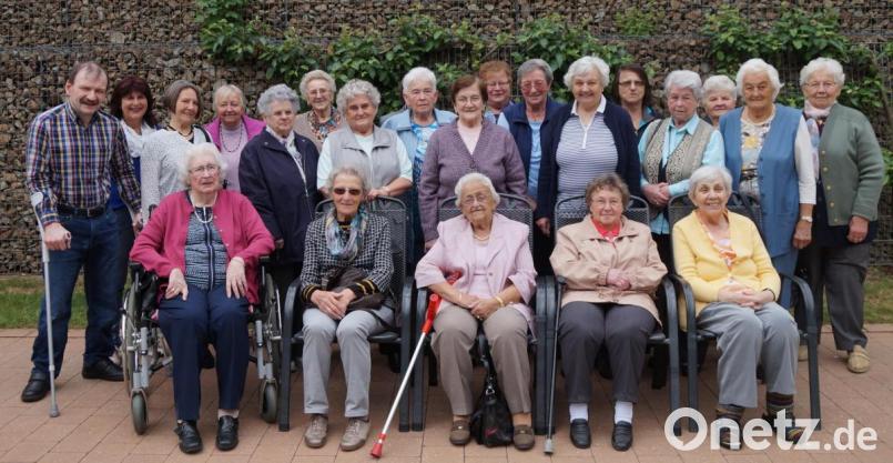 Einmal im Jahr besuchen die Seniorinnen des Seniorentreffs St. Johannes das Seniorenheim zu einem gemeinsamen Essen und einer Andacht. Dort treffen sie auch alte Bekannte. Bild: weu