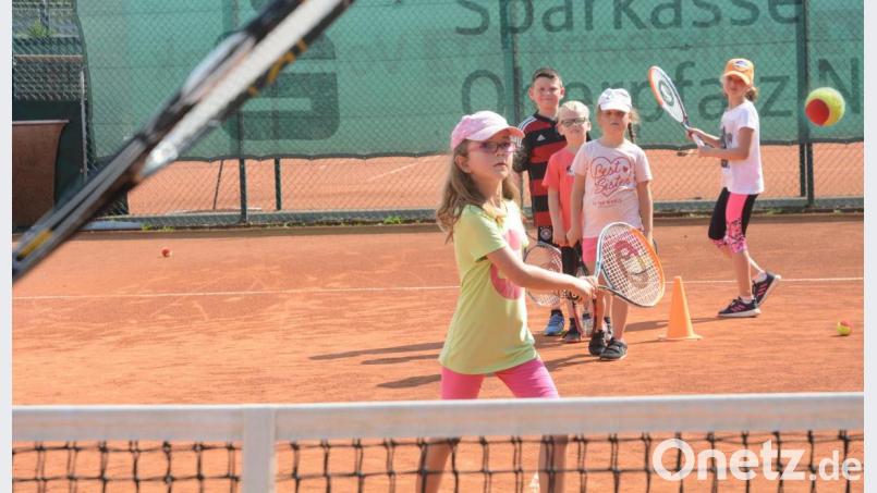 Die Kinder trainieren ihre Rückhand. Bild: Gabi Schönberger