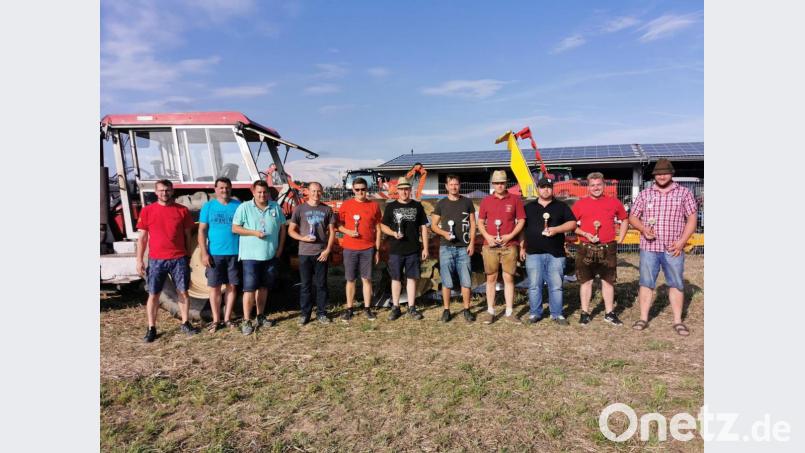 Den Pokalgewinnern des Wettackerns gratulierten Feuerwehrvorsitzender Jürgen Bösl und Oberschiedsrichter Karl-Heinz Wazl (von links). Bild: gz