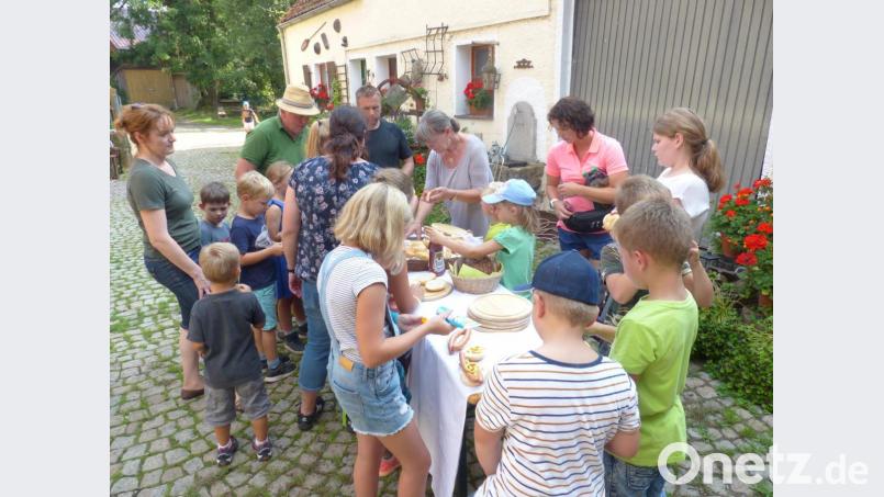 Die Chefin des Hauses verköstigt die hungrigen Kinder im Hof so wurde neben Geist jetzt auch der Körper gesättigt. Bild: sl