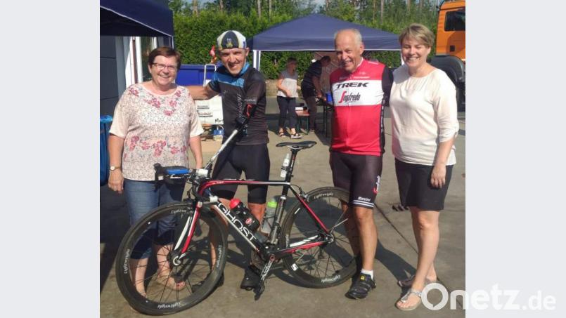 Auch der einarmige Extrem-Radfahrer Wolfgang Stöckl (Zweiter von links) war wieder dabei beim Pirker Kreisel - hier mit Chef-Organisatorin Bärbel Birner (links), Kreisel-Gründer Josef Böller (Zweiter von rechts) und Africa-Luz-Mitarbeiterin Isabelle Haustein. Bild: u