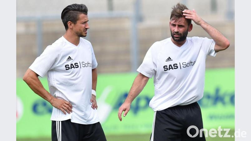 Das Spielertrainer-Duo der SpVgg SV Weiden II ist derzeit äußerst zufrieden: Michael Riester (links) und Marco Lorenz führen mit ihrem Team als Aufsteiger die Bezirksliga Nord an. Bild: A. Schwarzmeier