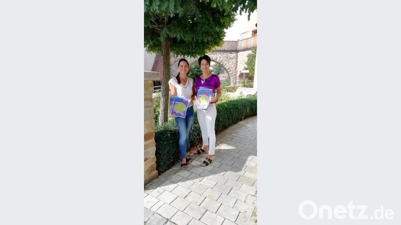 Das neue VHS-Programm wird veröffentlicht. Es beinhaltet die Angebote von fünf Volkshochschulen im Landkreis Schwandorf (außer Schwandorf). Ansprechpartnerinnen für die VHS Nabburg sind auch in Zukunft Martina Grim und Tanja Ficht (von links). Bild: VHS Nabburg/exb