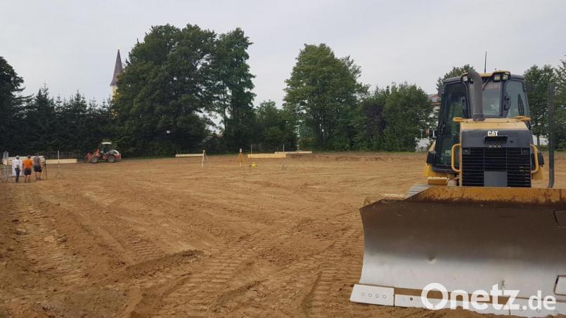 Auf dem früheren „Weiß-Grundstück“ zwischen Grundschule und Wieskirche entsteht derzeit das neue Pflegeheim in Moosbach. Bild: gi
