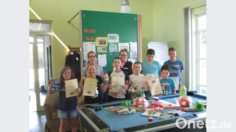 Beim Ferienprogramm in der „Stiftland-Oase“ wartete unter anderem ein Billardturnier auf die Teilnehmer. Bei der Siegerehrung erhielten alle Kinder eine Urkunde sowie tolle Preise. Bild: exb