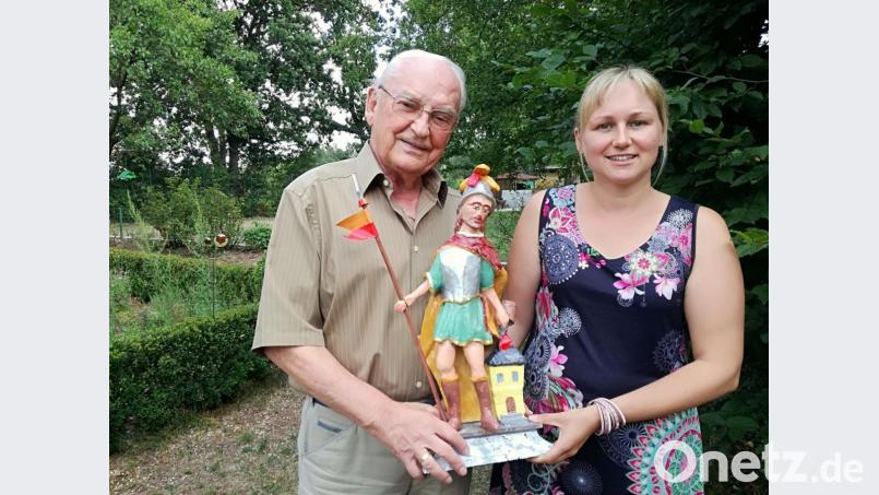 Opa Hubert Förster und Sabine Weber mit dem restaurierten Florian. Die beiden freuen sich, dass sie den Heiligen retten konnten. Bild: tat
