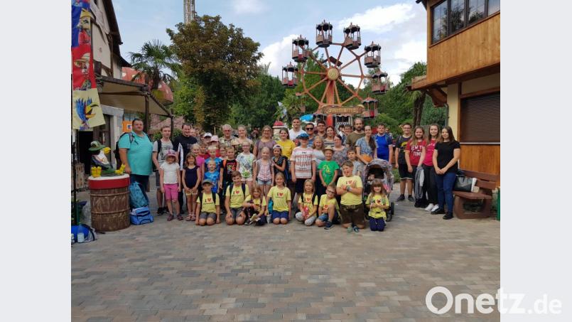 Viel Spaß hatten rund 40 Kinder im Freizeitland Geiselwind. Links im Bild der Organisator der Fahrt, Stadtrat Helmut Zeitler. Bild: flm