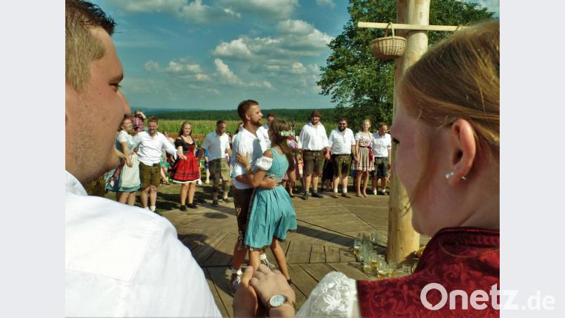 Ehrentanz des Oberkirwapaares Annalena Hampl und Alexander Krauß. Bild: jml