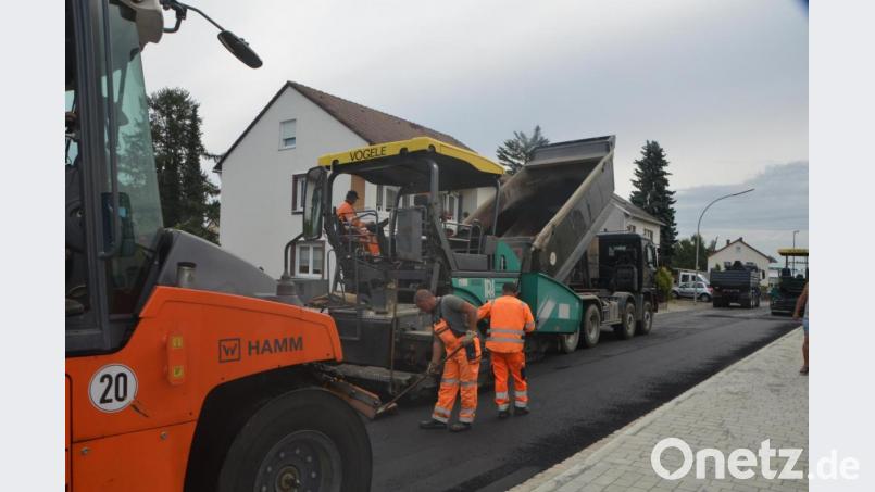 Pünktlich wie geplant begannen am Montagmorgen die Asphaltierungsarbeiten im Braunetsriether Weg. Ab Mittwoch ist die Straße wieder ungehindert befahrbar. Bild: dob