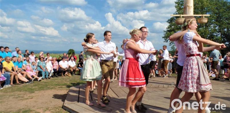 Sie haben vorher fleißig trainiert, damit alle Schritte perfekt klappen, aber ein bischen Lampenfieber ist beim Auftritt dann doch dabei. Bild: jml