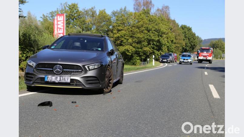 Unfall mit einem Schulbus auf der B22 bei Kemnath. Bild: Roland Wellenhoefer
