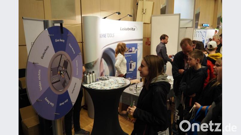 Gewinnspiele gehören bei Ausbildungsmessen schon fast zur Selbstverständlichkeit, um das Interesse der Jugendlichen zu gewinnen. Bild: Bühner