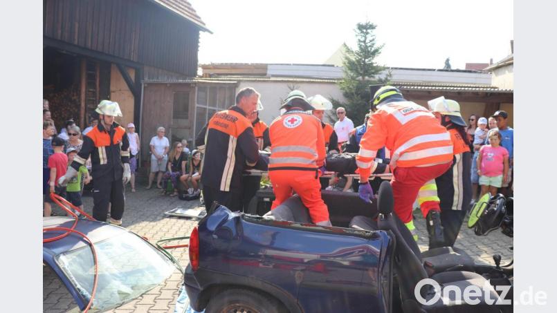 Bergung einer eingeklemmten Person aus einem verunfallten Auto. Bild: njn
