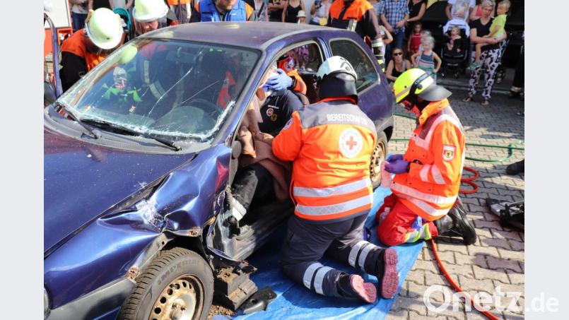 Bergung einer eingeklemmten Person aus einem verunfallten Auto. Bild: njn