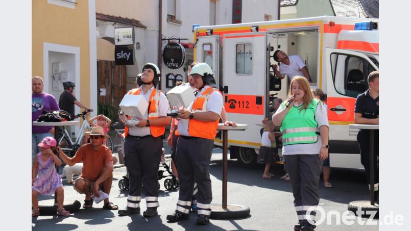 Den Drohnenflug moderierte Melissa Pregler vom BRK (rechts). Bild: njn