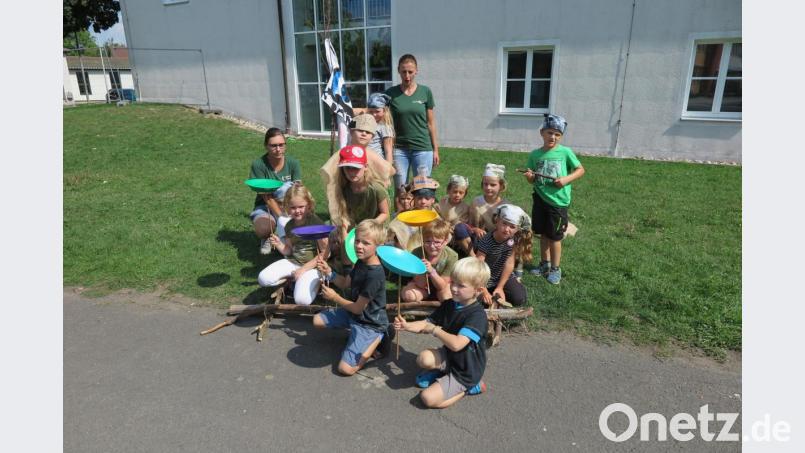 Jasmin Rädlein und Antonia Schindler (hinten von rechts) betreuten die beiden Gruppen in der fünften und letzten Woche beim Ferienprogramm von Learning Campus in Kemnath. Bild: jzk