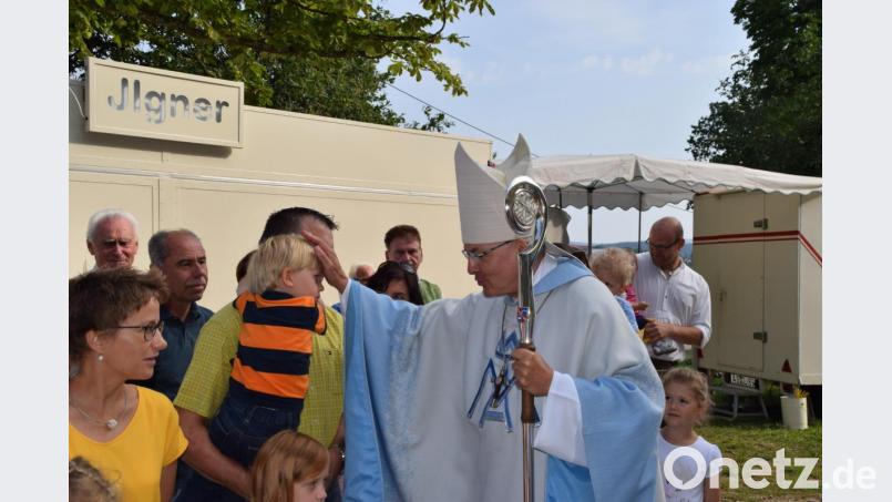 Gerne segnete Bischof Voderholzer die zahlreich wartenden Kinder beim Einzug in die Wallfahrtskirche Bild: swo