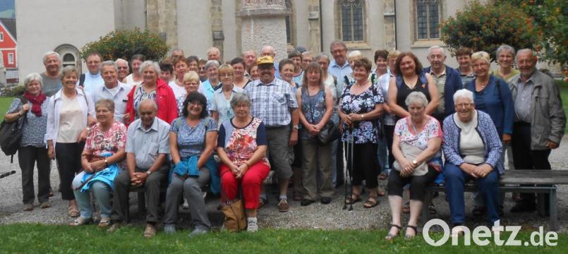 Im Klosterhof des Benediktinerstift von Admont kamen die rund 50 Teilnehmer der Vier-Tagesfahrt des KAB-Ortsverbandes zu einem gemeinsamen Gruppenfoto zusammen. Bild: mez