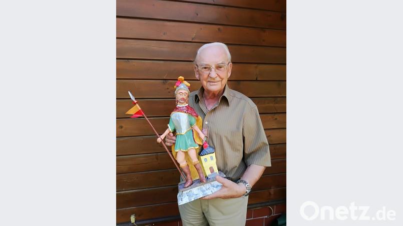 Hubert Förster mit dem liebevoll restaurierten Heiligen. Bild: tat