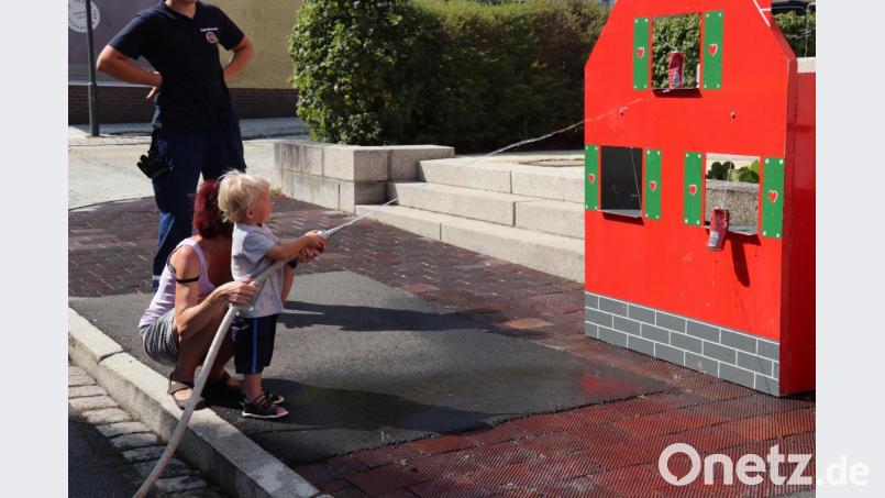 Auch die Kleinsten hatten mit der Feuerwehrspritze ihren Spaß. Bild: njn