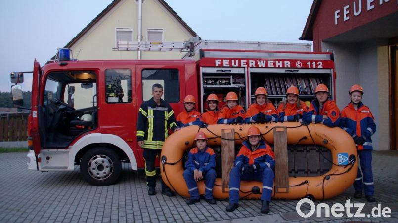 Nachdem die Ortschaft Böhmischbruck unmittelbar an der Pfreimd liegt, wurde beim 24-Stunden-Aktionstag auch eine Übung mit dem Schlauchboot durchgeführt, das die Wehr seit einigen Jahren besitzt. Jugendwart Bernhard Keck (links) arbeitete das Konzept aus. Bild: dob