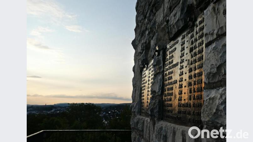 Das Kriegerdenkmal ist nur eine von vier Stationen bei der Führung der &quot;Freunde Rosenbergs&quot;. Bild: Petra Hartl