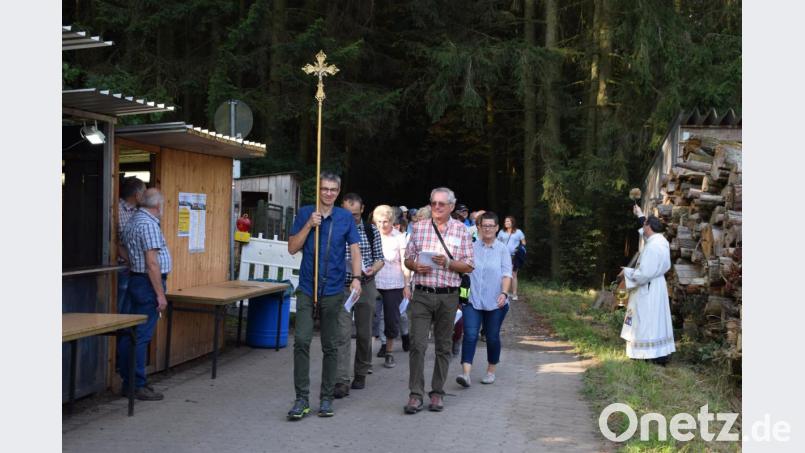 Voller Einsatz ist bei Pfarrvikar Christian Preitschaft angesagt, wenn er, wie hier die Hahnbacher Wallfahrergruppe beim Einzug auf dem Mausberg segnet. Bild: swo