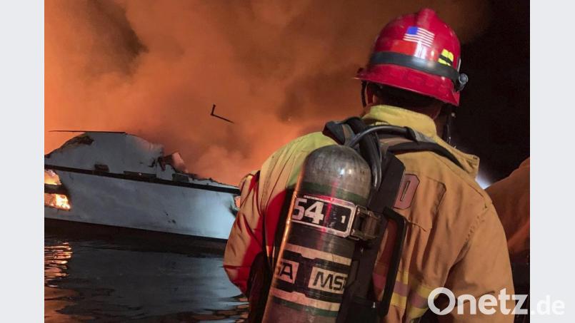 Ein Feuerwehrmann bekämpft den Bootsbrand vor der Küste Südkaliforniens. Foto: Ventura County Fire Department Bild: Uncredited