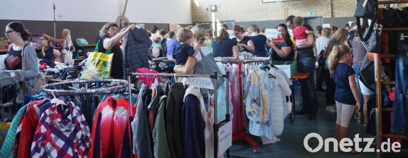 Eine Riesenauswahl an gebrauchter Kinderkleidung zu billigsten Preisen war übersichtlich in der Turnhalle angeordnet. Beim Baby-Basar der Mutter-Kind-Gruppe war manches Schnäppchen zu machen. Bild: weu