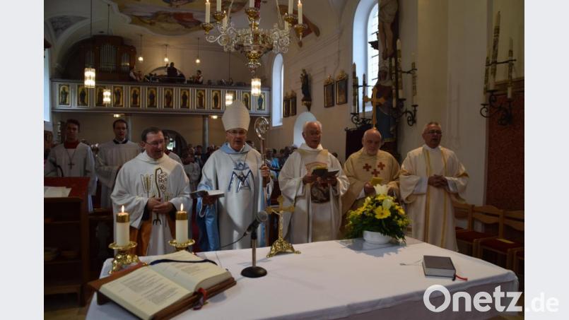 Den Eröffnungsgottesdienst zum Mausbergfest zelebrierten v. l. Pfarrvikar Christian Preitschaft, Hauptzelebrant Diözesanbischof Dr. Rudolf Voderholzer, Ruhestandspfarrer Hans-Peter Heindl, Salesianerpater Alfred Lindner, sowie Diakon Dieter Gerstacker. Bild: swo