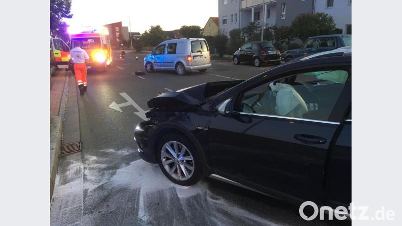 Ein Unfallbeteiligter hat dem Vernehmen nach eine Kopfplatzwunde davongetragen. Polizei, Feuerwehr Weiden und BRK-Rettungskräfte waren vor Ort im Einsatz. Bild: Gustl Beer
