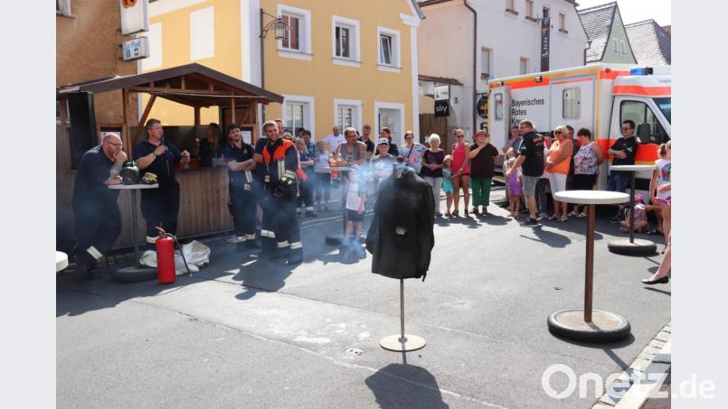 Löschen einer brennenden Person. Bild: njn