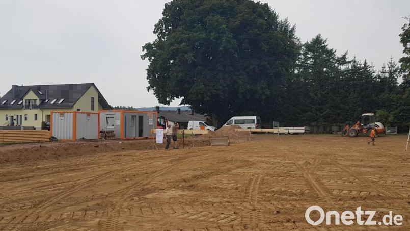 Auf dem früheren „Weiß-Grundstück“ zwischen Grundschule und Wieskirche entsteht derzeit das neue Pflegeheim in Moosbach. Bild: gi