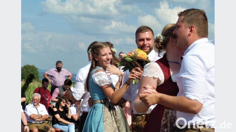 Der Strauß für das Oberkirwapaar landet bei Annalena Hampl und Alexander Krauß. Bild: jml