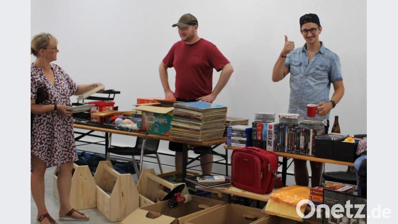Daumen hoch für den Benefiz-Flohmarkt im Kulturstift. Timo Bieberstein (rechts) machte so seine ganz eigenen Erfahrungen im fernen Afrika und weiß jetzt, wie richtig gefeilscht wird. Bild: Dagmar Williamson, dwi