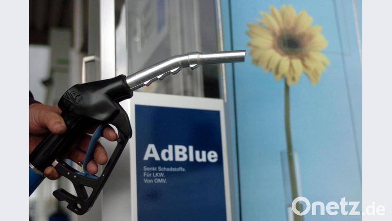 Die Harnstofflösung Adblue reduziert den Schadstoffausstoß bei Lastern. Doch der Zusatzstoff kostet Geld - das wollte sich offenbar ein Lkw-Fahrer sparen, der dafür eine ausgeklügelte Manipulations-Vorrichtung nutzte. Bild: Peter Roggenthin dpa/lby