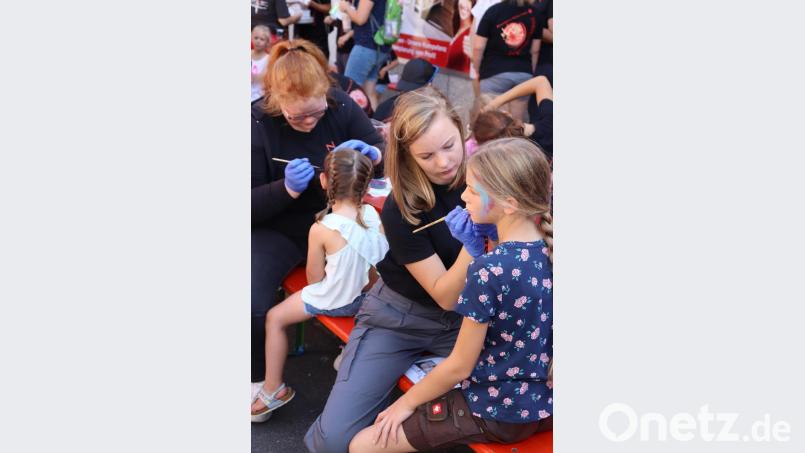 Kinderschminken durch das Jugendrotkreuz Bild: njn