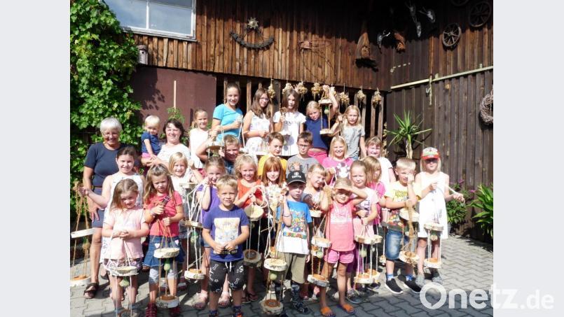 Viel Spaß hatten die Kinder beim Ferienprogramm des Obst- und Gartenbauvereins. Mit auf dem Bild die Vorstandsmitglieder Elisabeth Ockl (links) und Monika Stock (dritte von links). Bild: njn