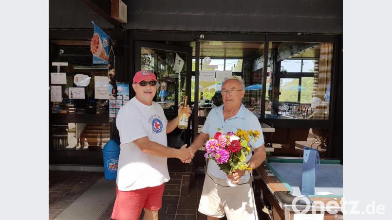 Mit einem kleinen Präsent bedankte sich der Vorsitzende des Förderkreises, Engelbert Träger (links), bei Schwimmmeister Siegfried Walter. Träger dankte zudem den vielen Helfern und Unterstützern, die den Betrieb des Bades ermöglicht hätten. Bild: exb