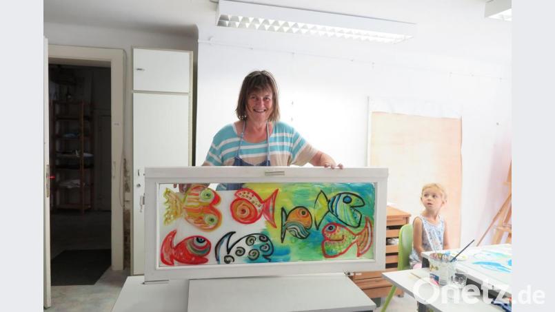 Susanne Vonhoff verstand es, die Kinder für das Hinterglasbild „Aquarium“ zu begeistern. Bild: jzk