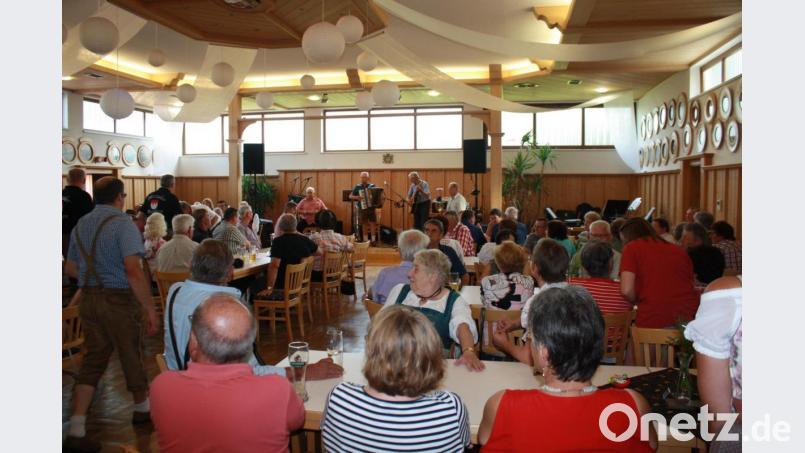 Über 20 Interpreten heizen dem Publikum im voll besetzten Schützenhaus bei der 20. Auflage des Musikantentreffens ein. Bild: edo