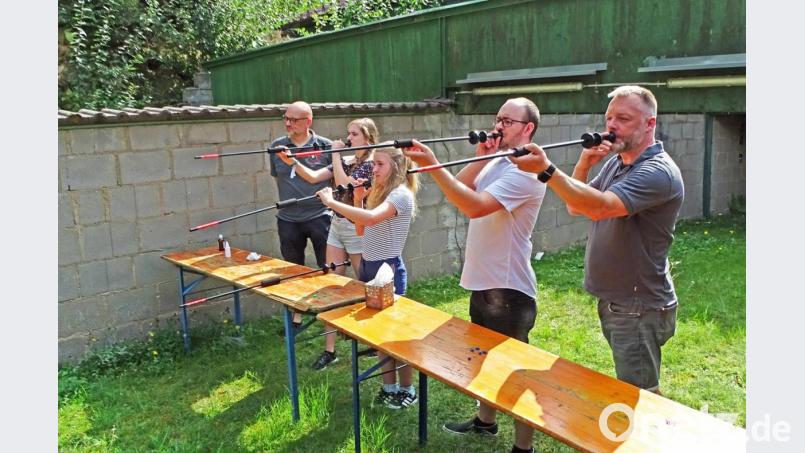 Das erste Blasrohrschießen macht den Teilnehmern viel Spaß in der neuen Disziplin. Gauschützenmeister Wolfgang Weiß (links) kündigt bei Interesse eine ONG-Mannschaft an. Bild: Dobmeier