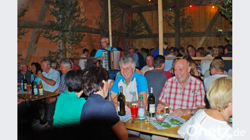 Alleinunterhalter Peter Rubner sorgte für Stimmung beim sehr gut besuchten Weinfest des BRK Neualbenreuth. Bild: enz