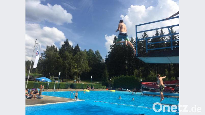 Hochbetrieb herrschte am Sonntag zum Saisonende im Waldfreibad Altglashütte. Bild: exb