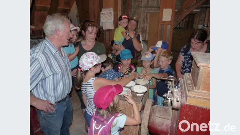 Die Kinder durften die Kleie, Mehl und den Grieß kosten und mussten dabei erraten, was sie gerade probieren. Bild: sl
