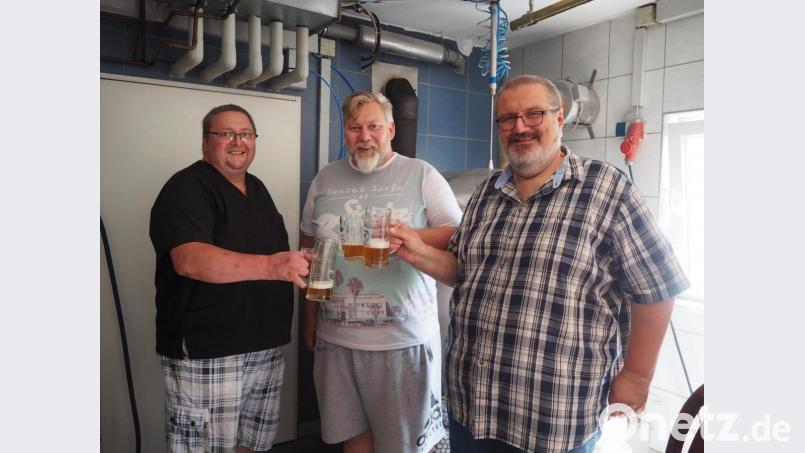 Sichtlich wohlschmeckend ist das Jubiläumsbier, wie (von links) Peter Reiser, Michael Eismann sowie Gerhard Steiner feststellen dürfen. Bild: exb