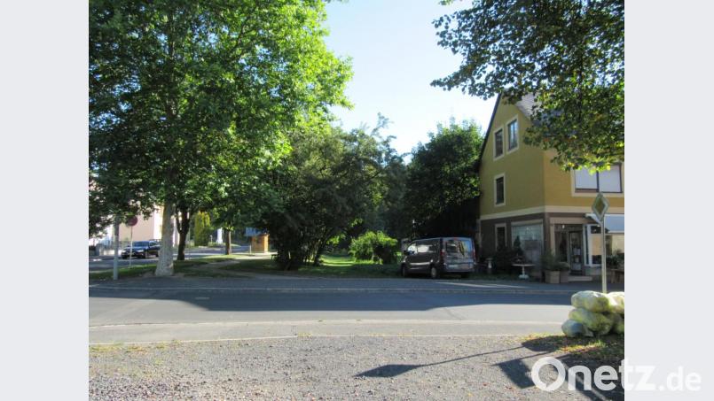 Die verlegte Bundesstraße 299 würde teils abgesenkt auf der ehemaligen Bahntrasse verlaufen - hier im Bild der Abschnitt der Schützenstraße, der unterquert würde. Bild: kgg