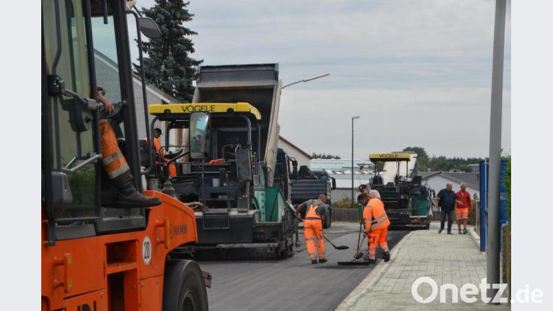 Pünktlich wie geplant begannen am Montagmorgen die Asphaltierungsarbeiten im Braunetsriether Weg. Ab Mittwoch ist die Straße wieder ungehindert befahrbar. Bild: dob