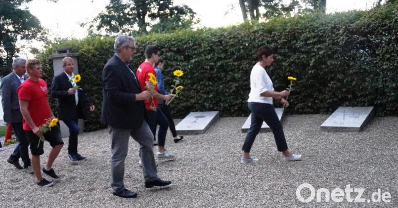 Gute Tradition ist das Niederlegen von Blumen auf den Gedenksteinen. Bild: weu