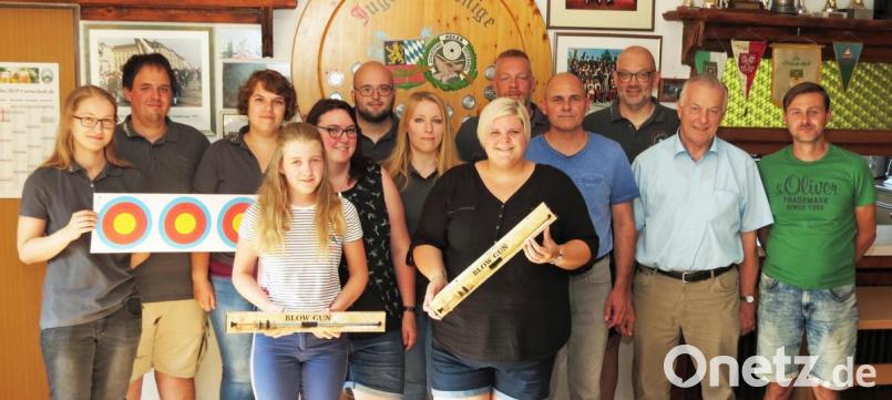 Beim ersten ONG-Blasrohrschießen gewinnt Felicia Krauß (Vierte von links) in der Jugendklasse und Katharina Glaser in der offenen Wertung. Bild: Dobmeier